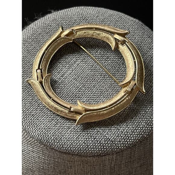Vintage Brooch Pin Wreath Gold Tone Cocktail Career Office Business Workwear - Picture 1 of 5